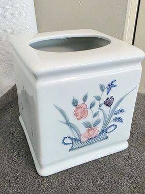 Vtg Porcelain Tissue Bow Cover Raised Floral Grandma Cottage Country